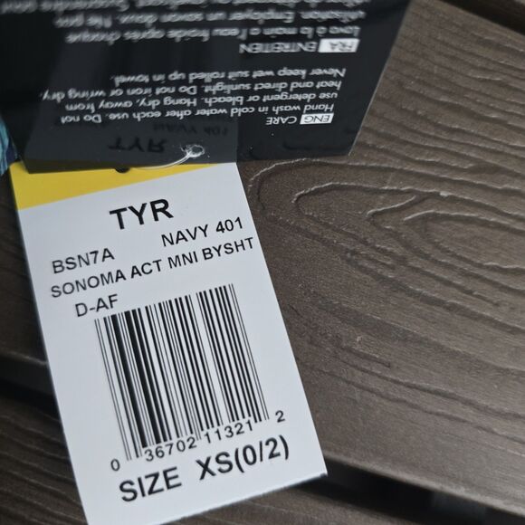 TYR Durafast Womens Green Sonoma V-neck Open Back & Boyshorts Size XS New - Picture 3 of 4